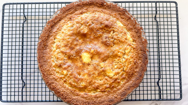 tarte sur une grille de refroidissement