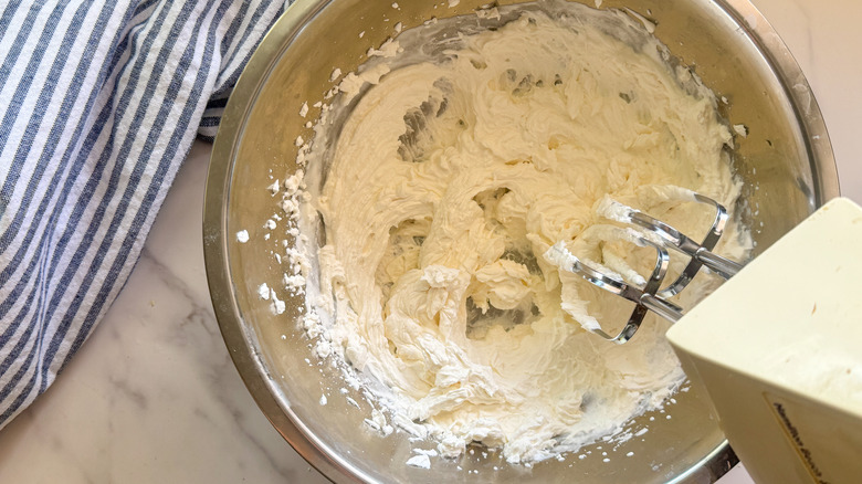 mélanger la crème avec des batteurs à main