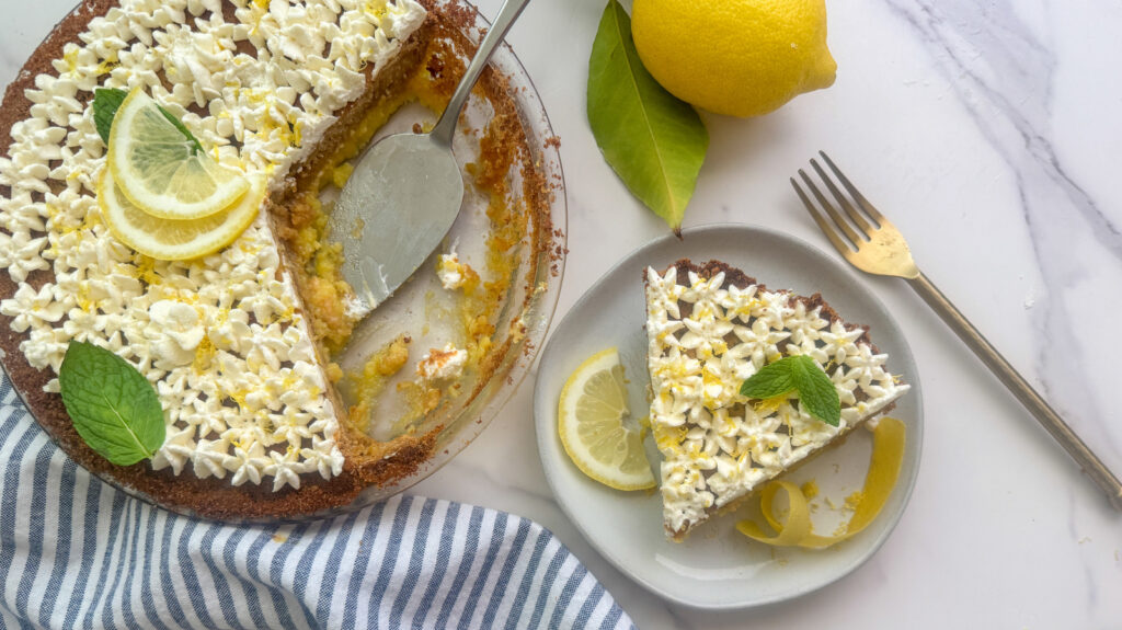 Cette recette de tarte au citron est une version alcoolisée du dessert