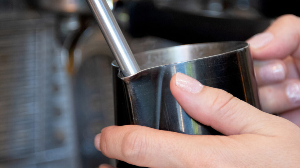 L'astuce de la machine à expresso qui imite le café de style nitro à la maison