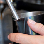 L'astuce de la machine à expresso qui imite le café de style nitro à la maison