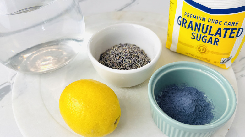 Ingrédients pour le sirop de lavande maison