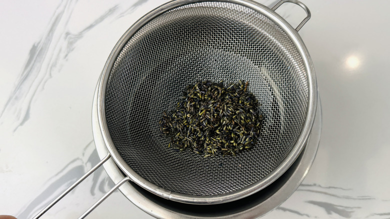 Filtrer les fleurs de lavande pour les extraire du sirop