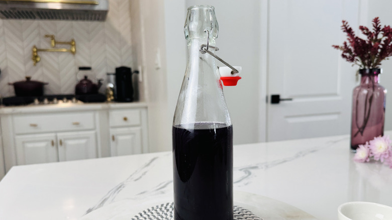 Sirop de lavande dans une bouteille en verre