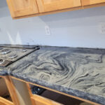 Remplissez facilement les fissures des comptoirs de cuisine en pierre avec une solution rapide