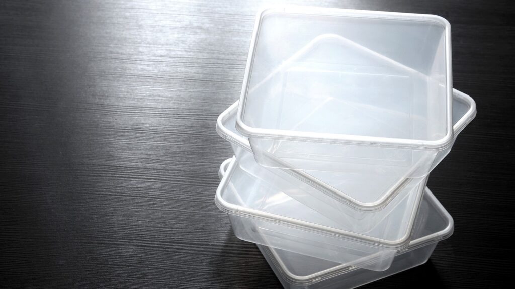 Vous avez des contenants alimentaires sans couvercles ? Réutilisez-les dans un rangement instantané dans la cuisine