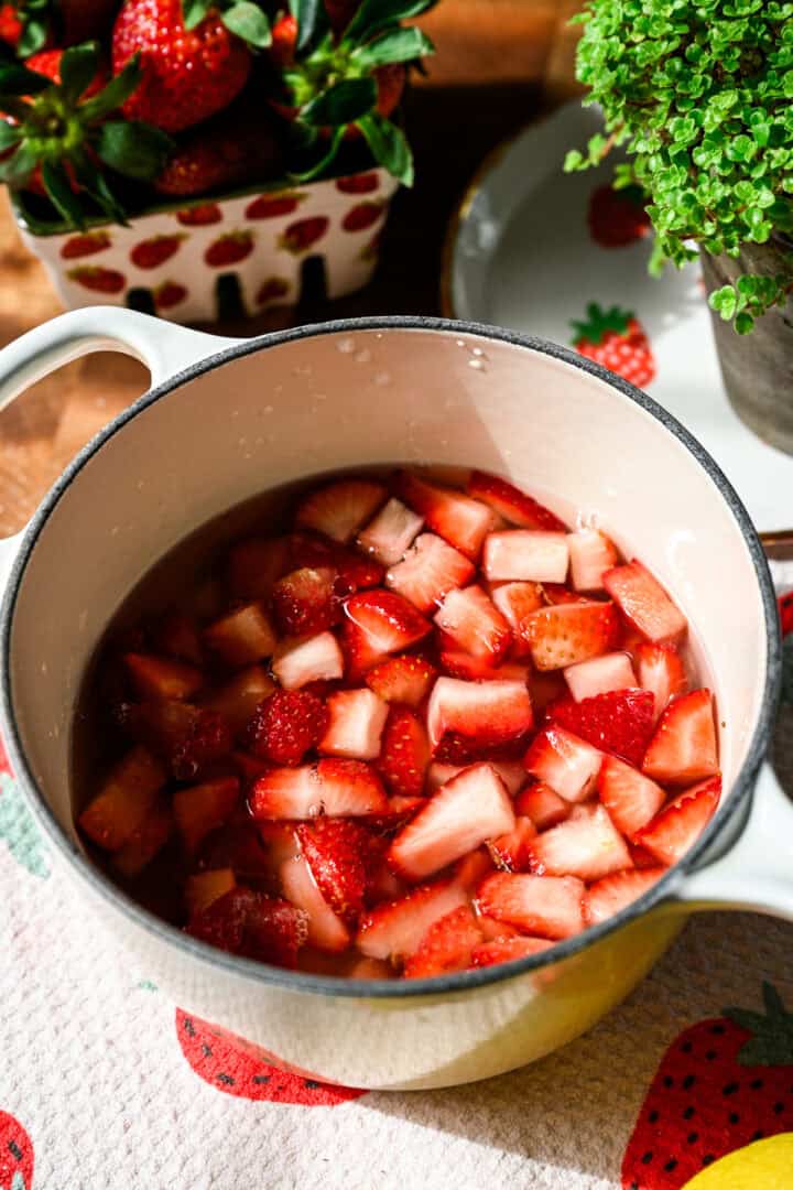 Fraises dans une casserole avant de mijoter.