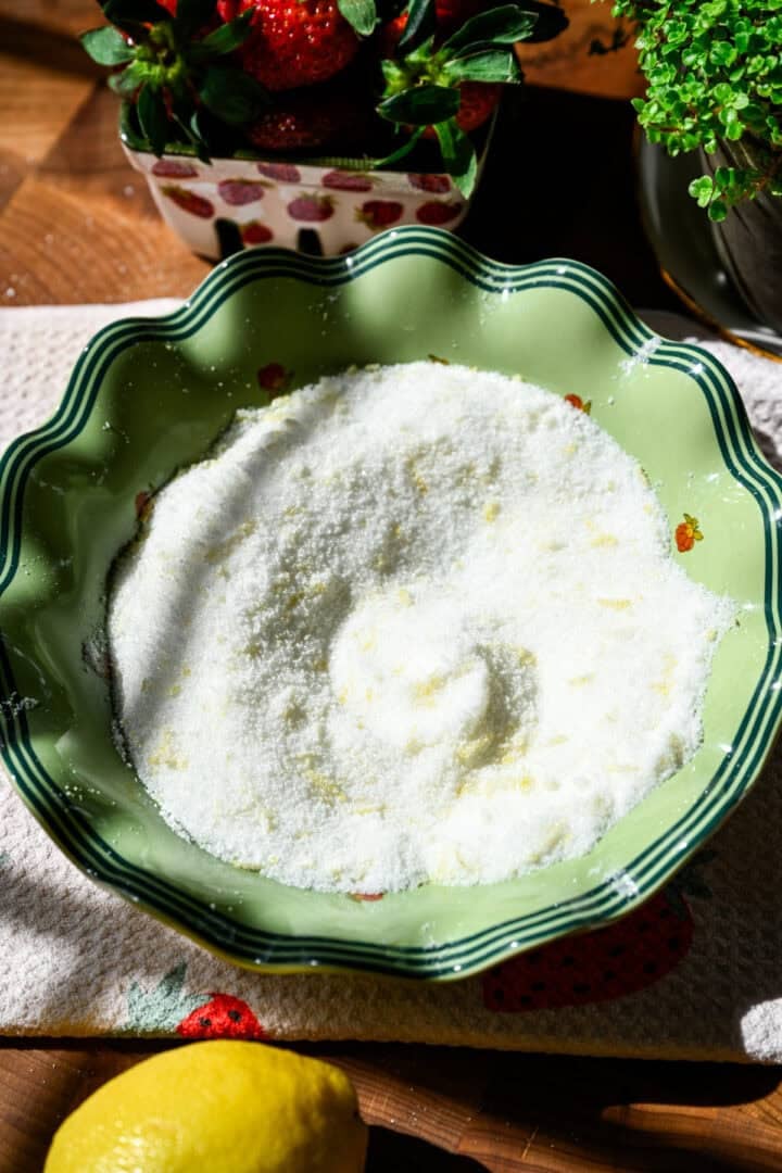 Sucre message avec un peu de zeste de citron.