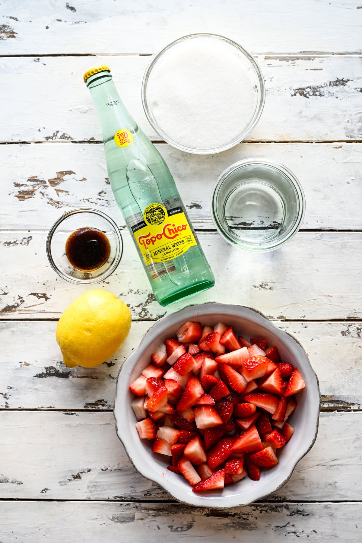 Vue aérienne des ingrédients du soda fraise vanille.