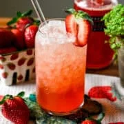 Vue de face du soda fraise vanille sur un dessous de verre vert.