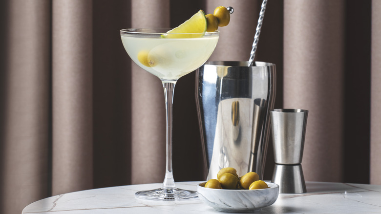 Martini dans un verre avec un shaker sur le côté