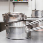 Empiler vos casseroles est une grosse erreur de rangement dans la cuisine. Voici comment les stocker pour éviter les rayures