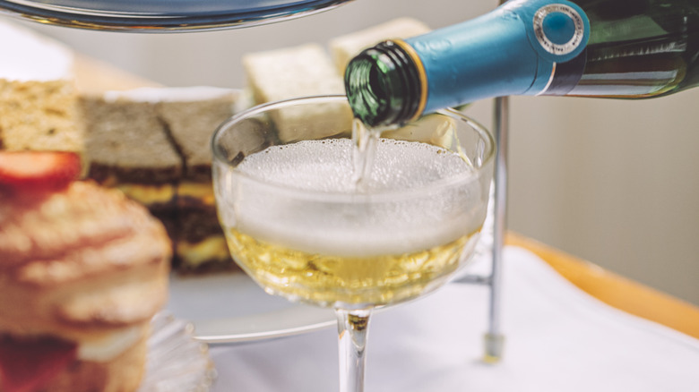champagne versé dans un verre de coup d'État