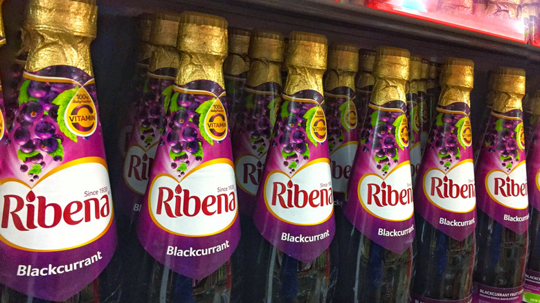 bouteilles de ribena de cassis sur les étagères