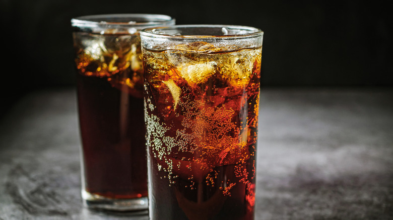 verres de cola noir avec de la glace