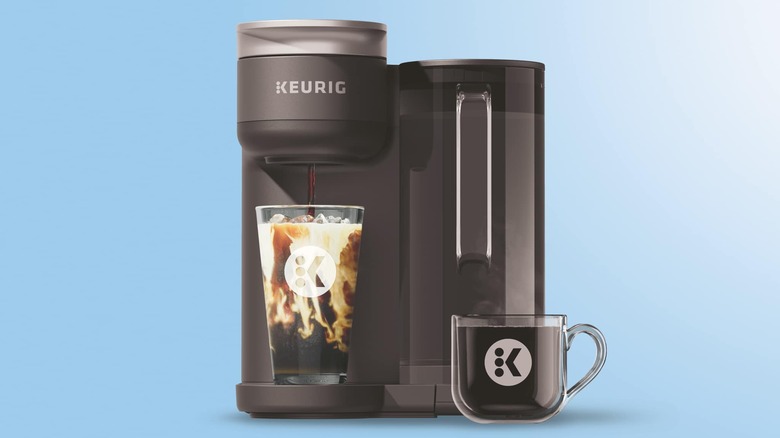 Une machine à café Keurig prépare du café glacé