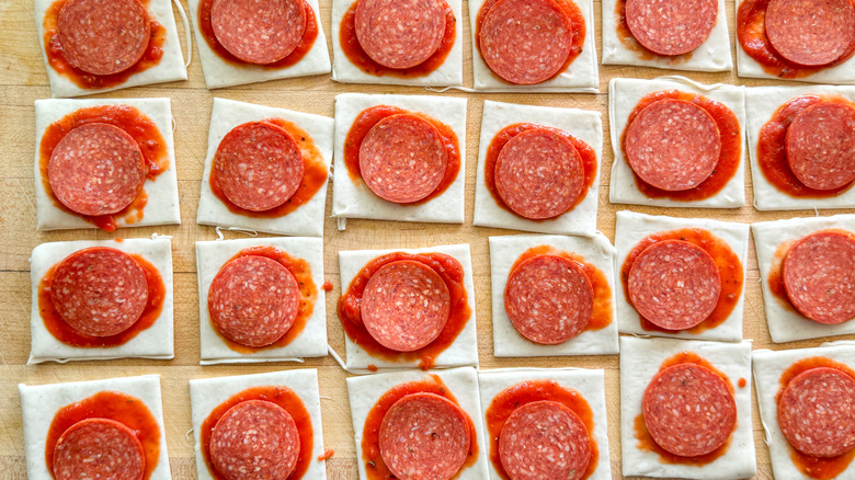 tranches de pepperoni sur des carrés de pâte