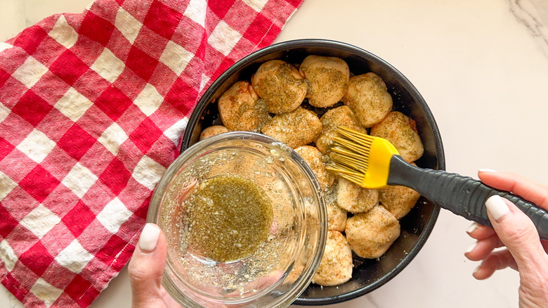 mélange d'huile de brossage à la main sur les piqûres