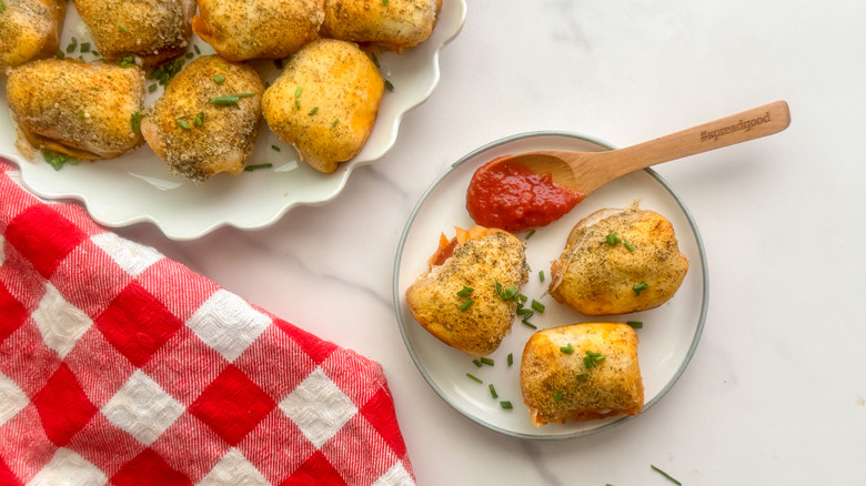 bouchées de pizza sur une assiette