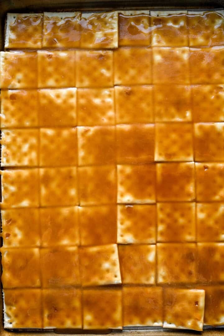Vue aérienne des saltines après avoir étalé du caramel dessus.