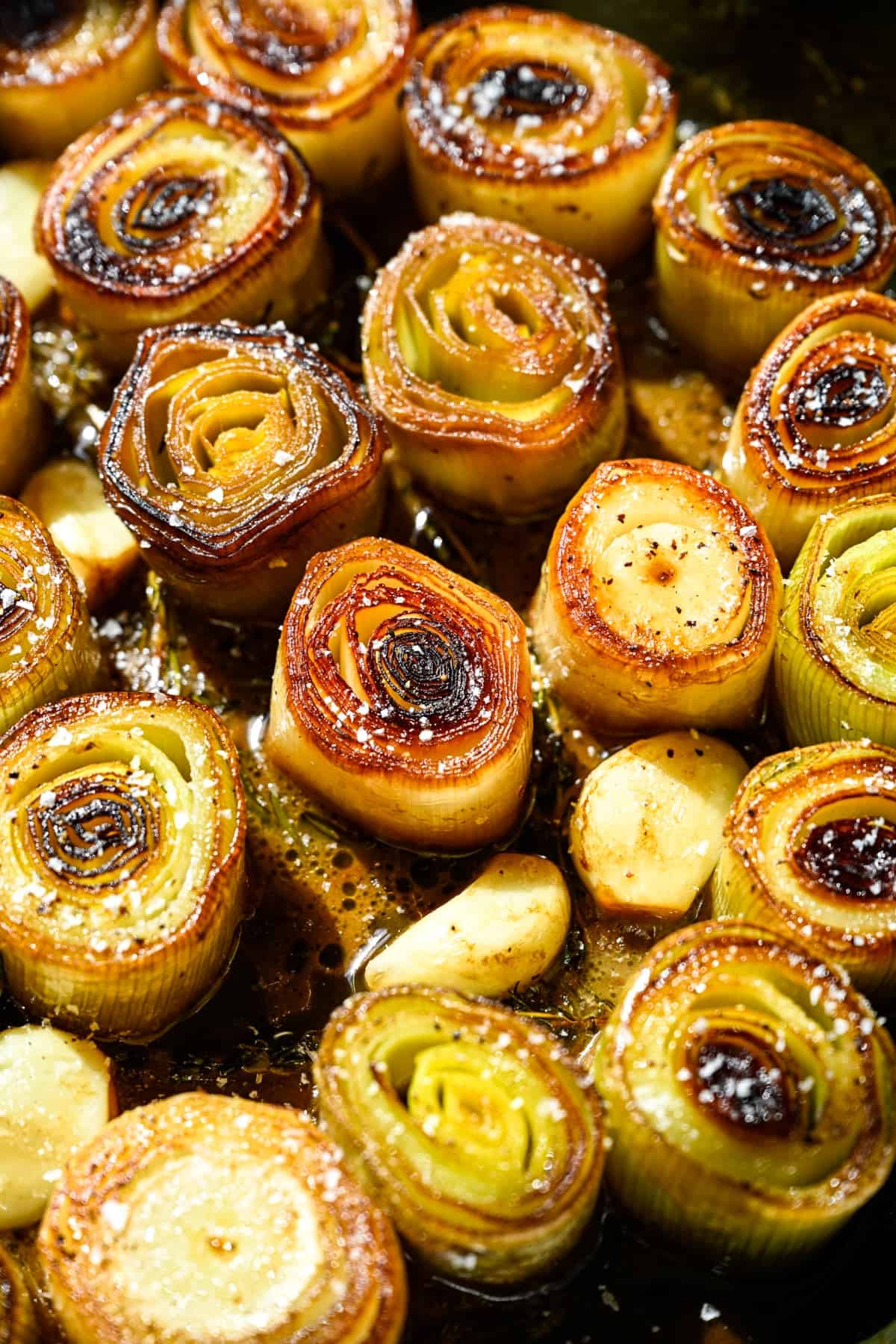 Vue aérienne des poireaux cuits dans une poêle.