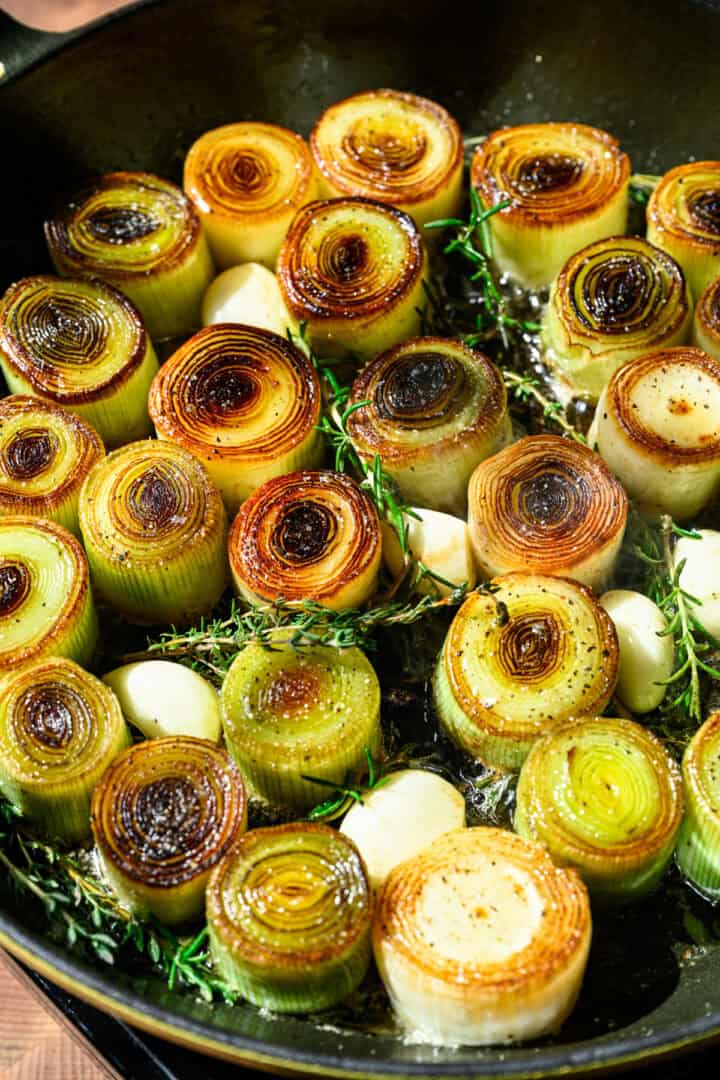 Vue aérienne des poireaux cuits dans une poêle.