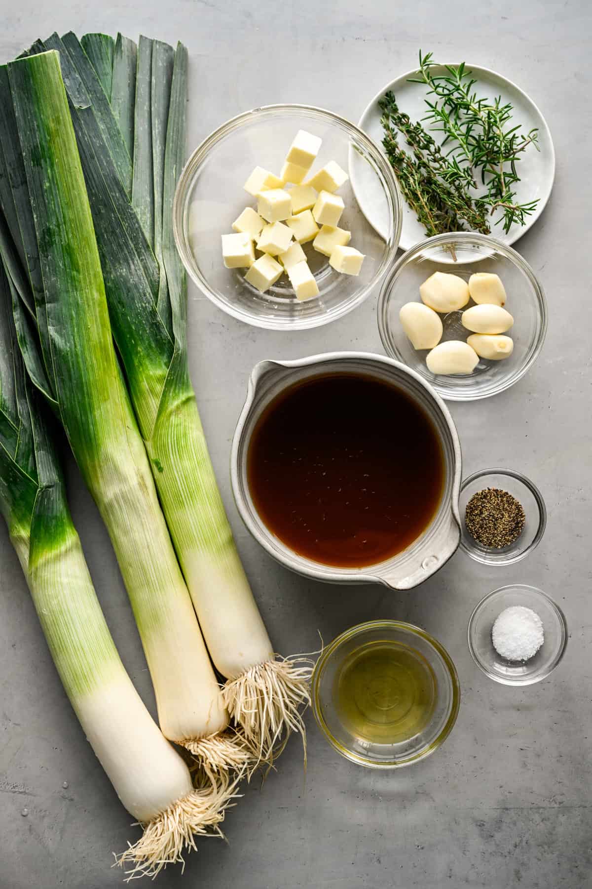 Vue aérienne des ingrédients fondants du poireau.