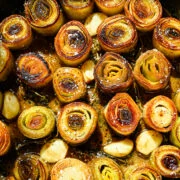 Vue aérienne des poireaux cuits dans une poêle.