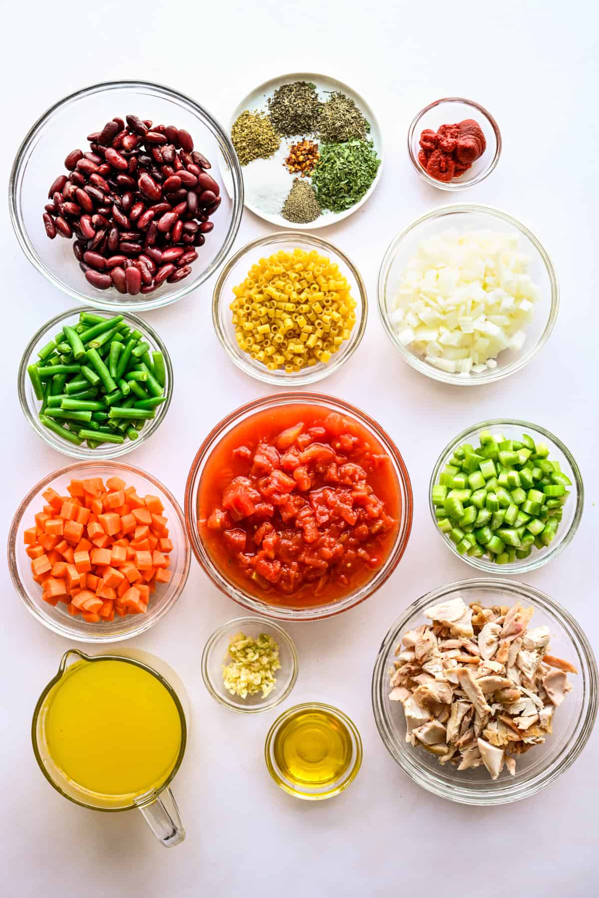 Ingrédients nécessaires pour la soupe minestrone au poulet.