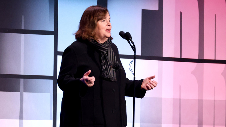 Ina Garten parlant dans un microphone
