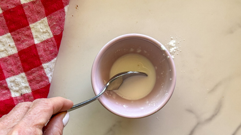 mélanger la bouillie à la main