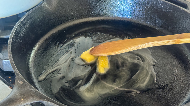 cuillère en bois en remuant le beurre