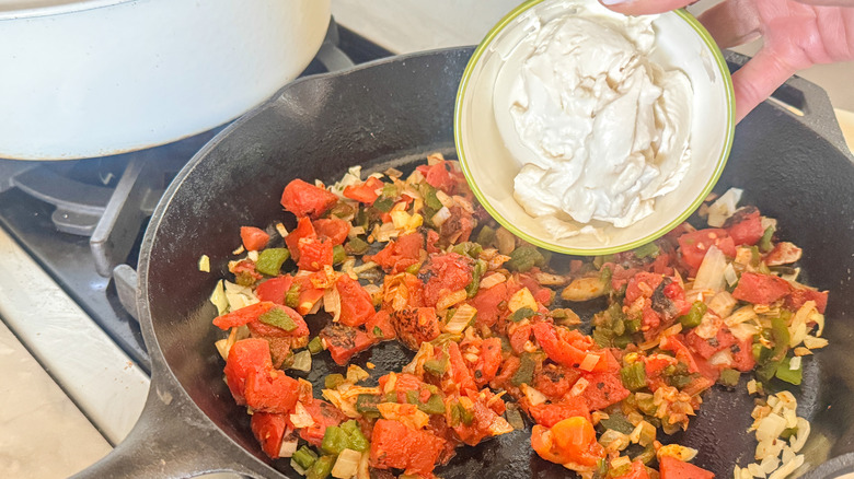 main, ajout de fromage à la crème