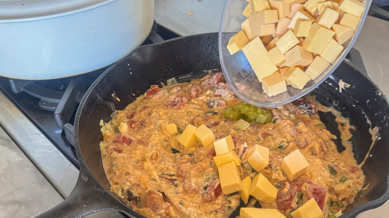 ajouter du fromage dans la poêle