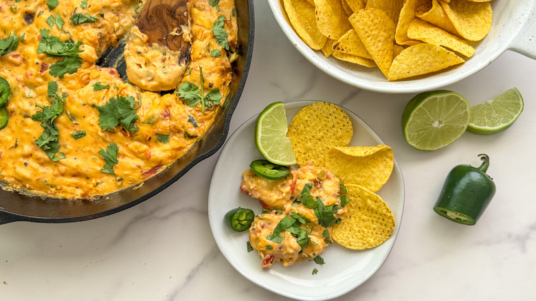 queso sur une petite assiette avec des chips