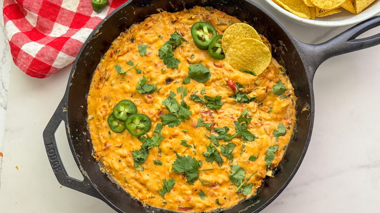 queso dans une poêle