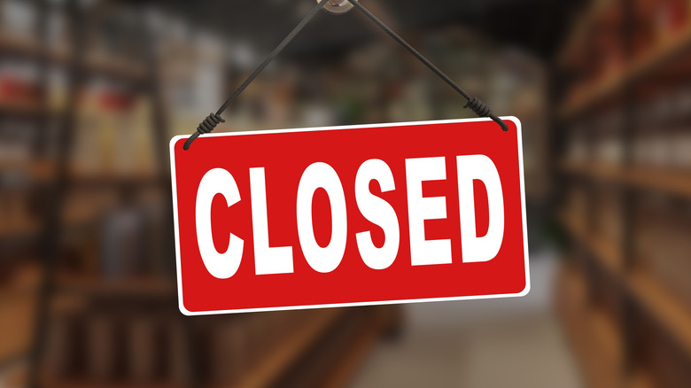 signe fermé sur une fenêtre