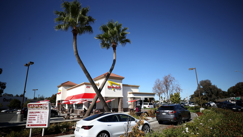 Service au volant In-N-Out avec les palmiers X emblématiques