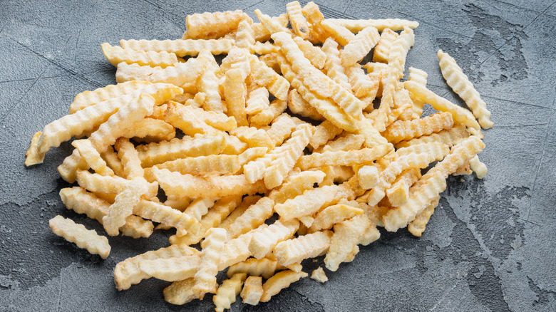 Frites surgelées sur fond gris.