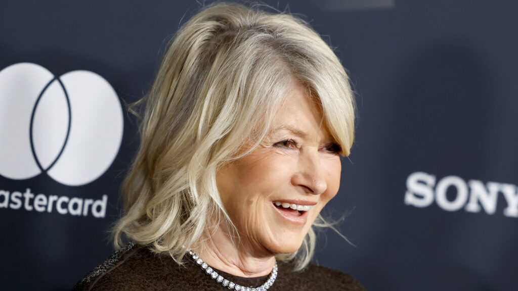 Comment Martha Stewart protège la porcelaine fine des rayures grâce à cette astuce simple avec une serviette