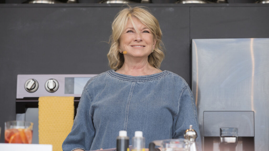 La méthode infaillible de Martha Stewart pour raviver un comptoir en marbre gravé
