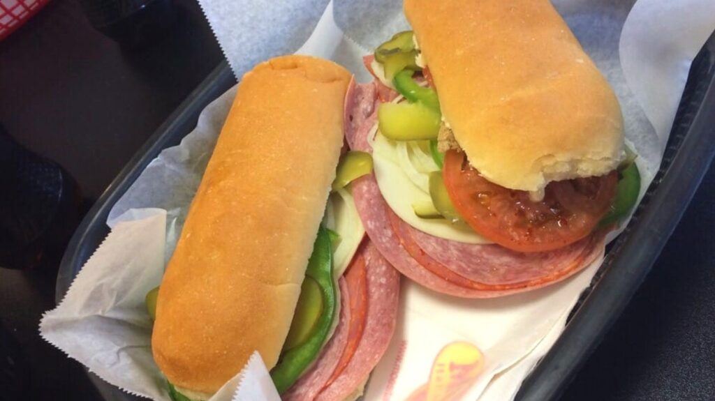 La chaîne de sandwichs italiens des années 50 propose toujours des sous-marins dans le nord-est