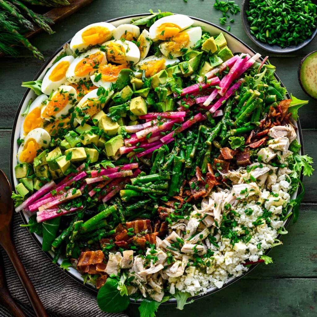 Salade Cobb printanière avec vinaigrette citron-aneth