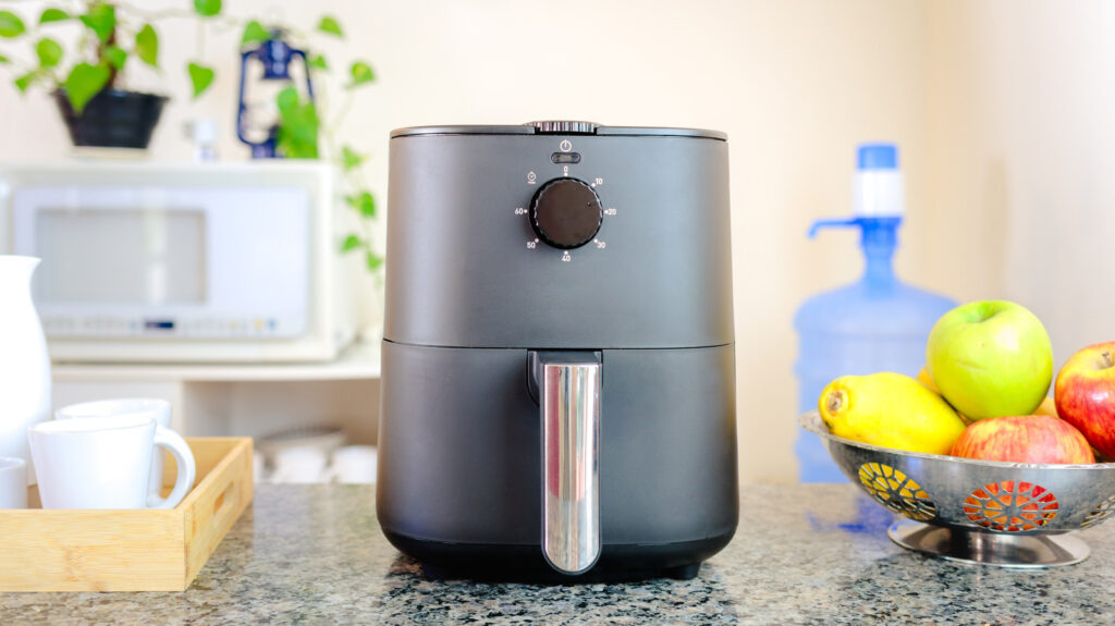 Oui, vous devriez vraiment débrancher votre friteuse à air lorsque vous ne l'utilisez pas