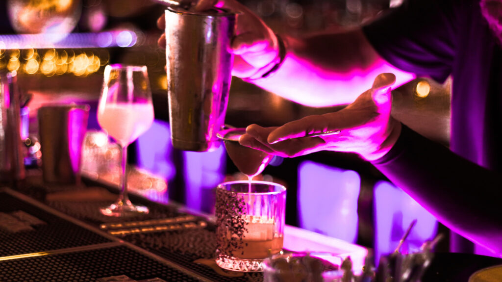 L'astuce sournoise que certains barmans utilisent lorsque les clients se plaignent que leur cocktail est faible
