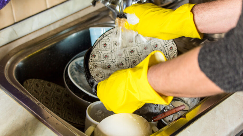Lavage à la main ou lave-vaisselle : quel est le meilleur choix pour votre facture d'eau et d'électricité ?