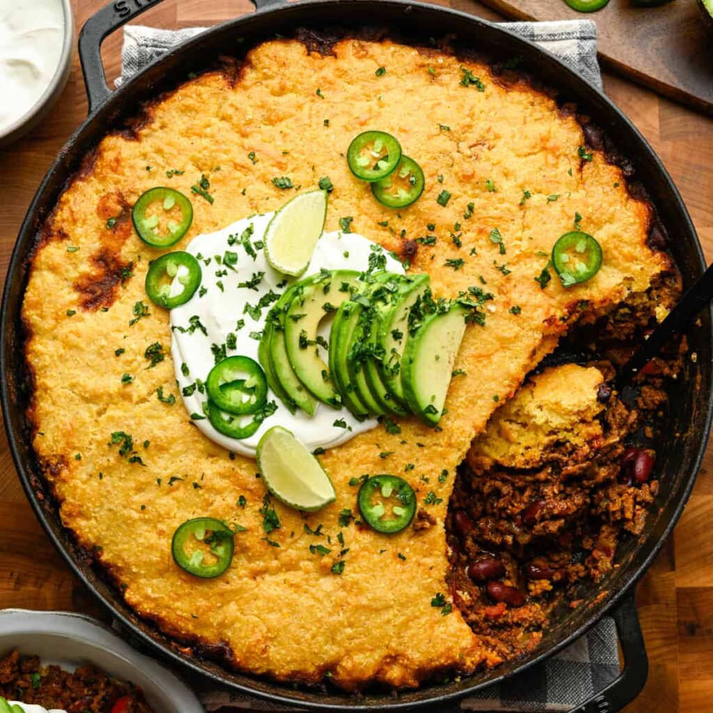 Tarte au chili avec garniture au pain de maïs