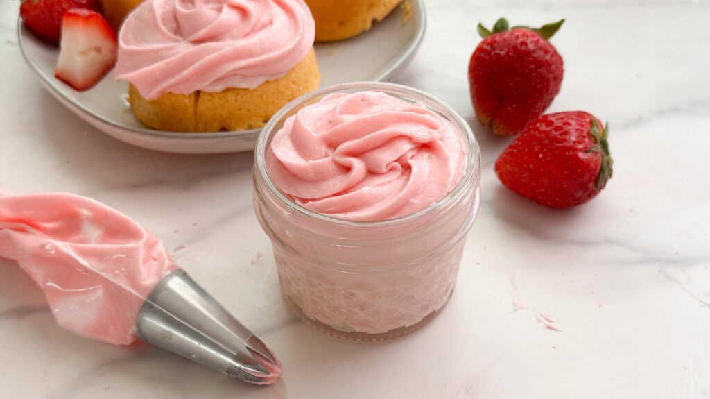 Recette de glaçage au fromage à la crème aux fraises