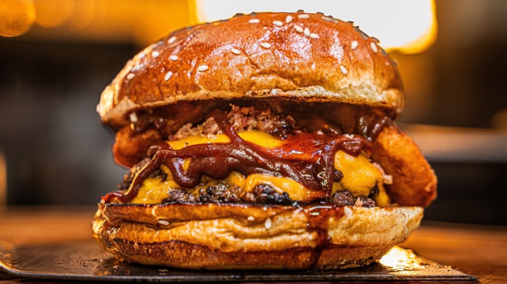 Comment donner aux hamburgers une croûte croustillante et caramélisée sans brûler ni trop cuire
