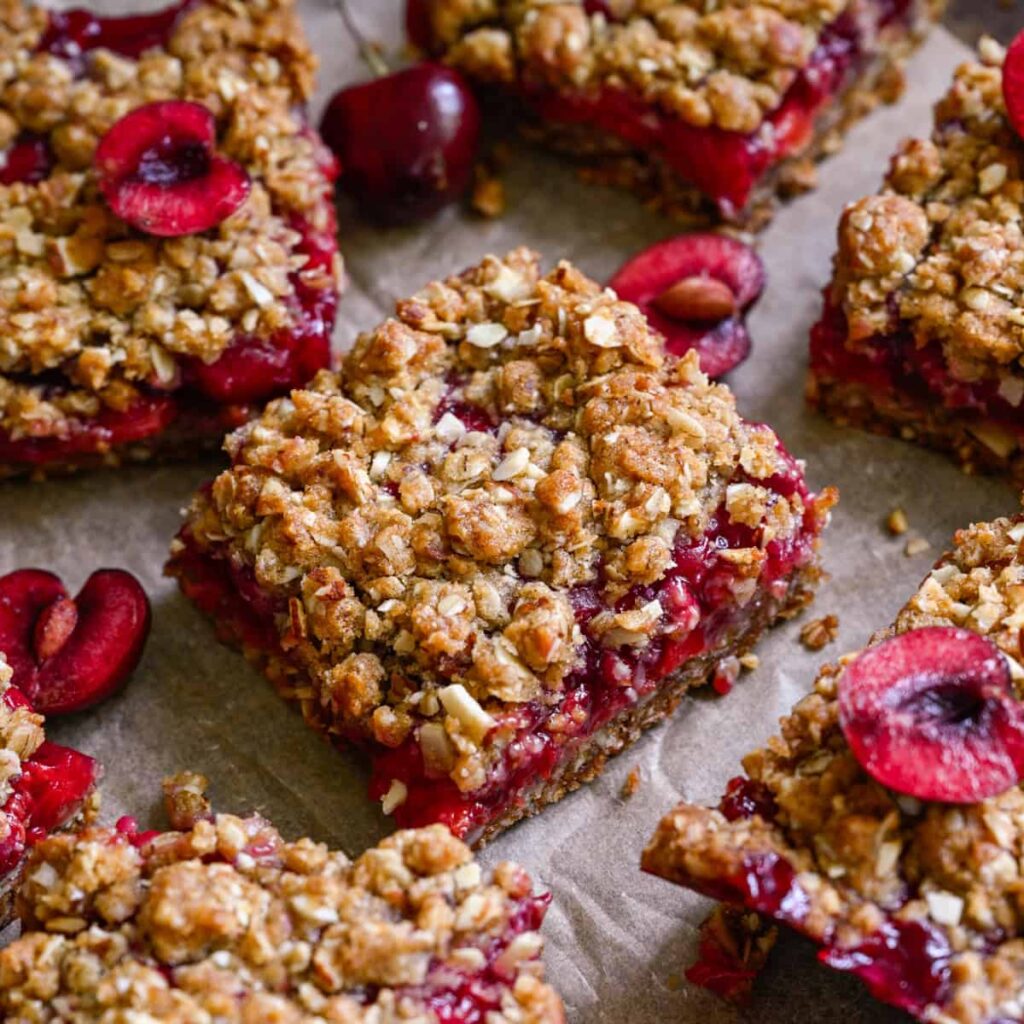Barres de tarte aux cerises avec streusel aux amandes et à la cassonade
